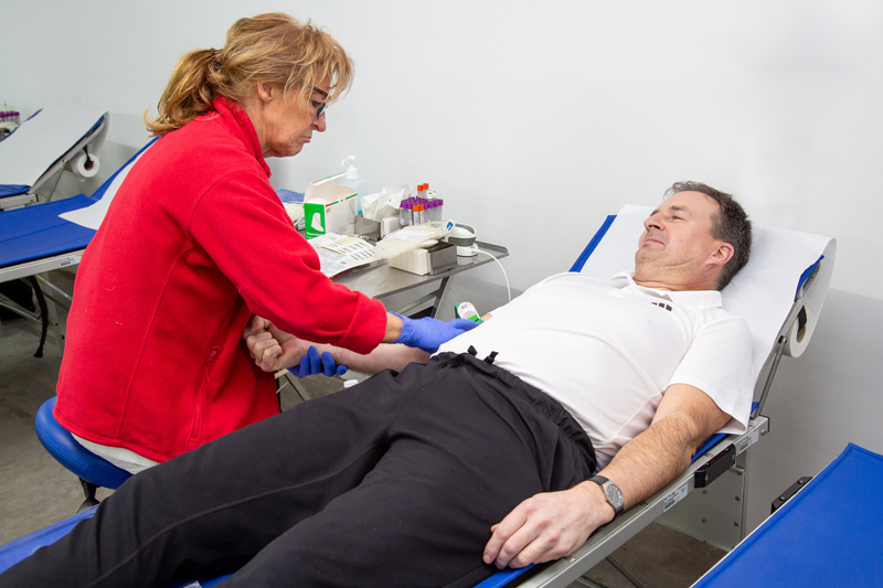 The donor is now lying down, ready for the blood donation – always under the supervision of the DRK staff.